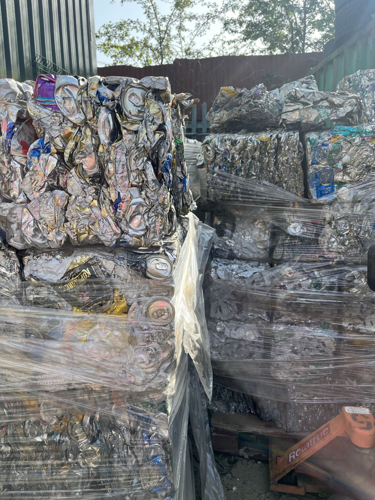 Baled aluminium drinks cans