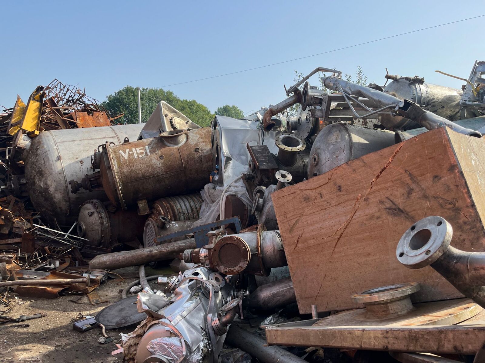 Heavy mixed scrap including tanks and flanged pipework