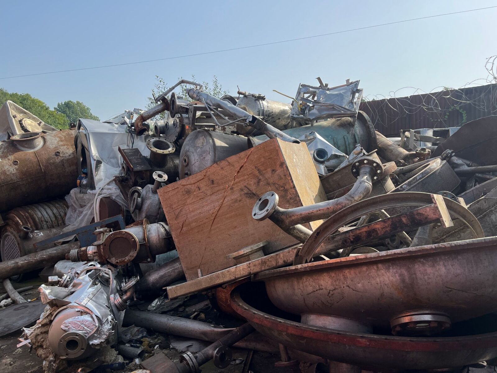 Mixed steel scrap with tanks and pipework