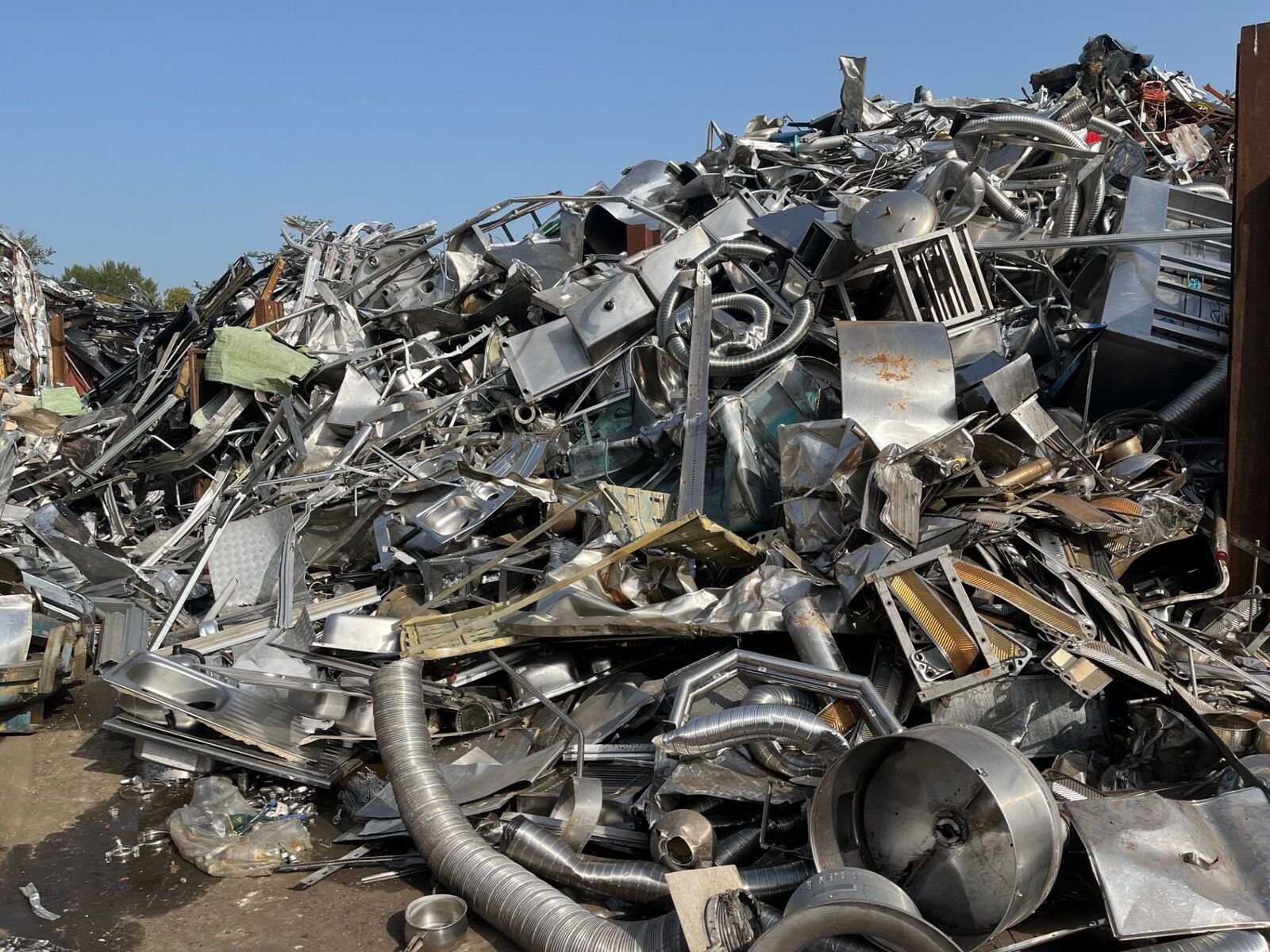Pile of aluminium and stainless steel offcuts